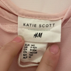 H&M Katie Scott design tröja - Katie scout design svårt att få tag på