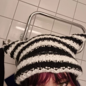 randig mössa med kattöron -  superfin men kommer tyvärr aldrig till användning!