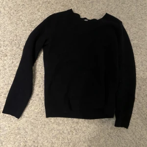 Kasmirtröja ❤️‍🔥 - Säljer min kashmirtröja från Uniqlo då den har blivit förliten för mig ( krympt när den tvättats.. ) . Skulle säga att den passar XS. Säljer billigt då jag vill bli av med den 100 kr + frakt 💓💕💘