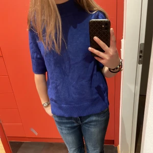 Så fin 💕💕 - Säljer denhär stickade tshirten då den tyvärr inte används längre. Men såå fin och i jättebra skick. Säljer för 50 kr + frakt ❤️‍🔥🥰 I storlek L men passar mig som bär S/M 💓