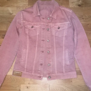 Rosa jeans jacka - Väldigt fin Rosa jeans jacka använd 1 gång innan, Så den är i ett bra skick.  Priset kan vi även diskutera 🎀🤍  