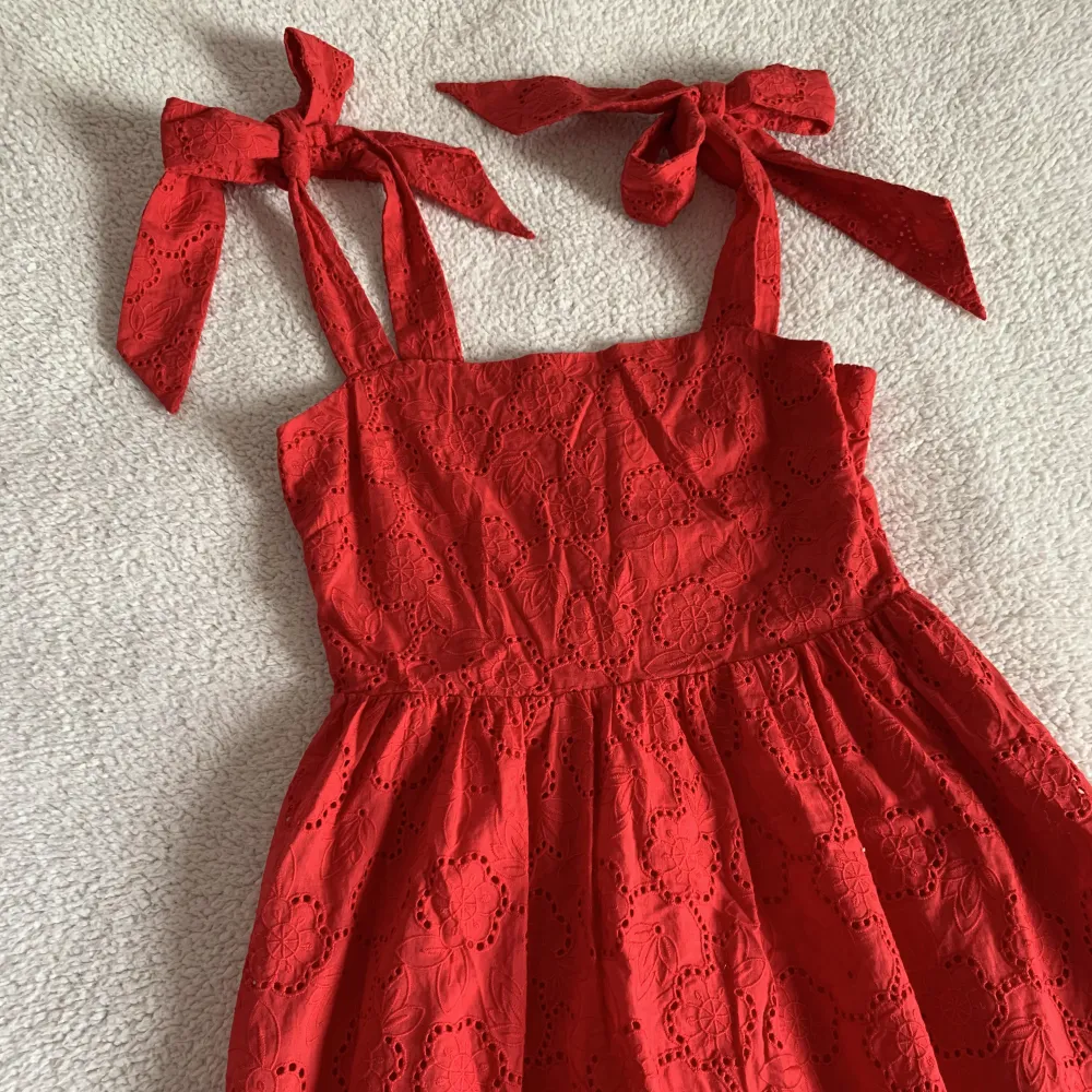 Såå himla fin röd blommig klänning med rosetter vid axlarna från H&M. Den har aldrig blivit använd och förtjänar att komma ut i vår och sommar. Dyr i inköp. Inga anmärkningar förutom lite skrynklig.. Klänningar.