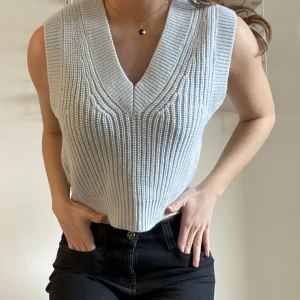 Blå väst - Blå stickad väst. I nyskick, endast provad. 