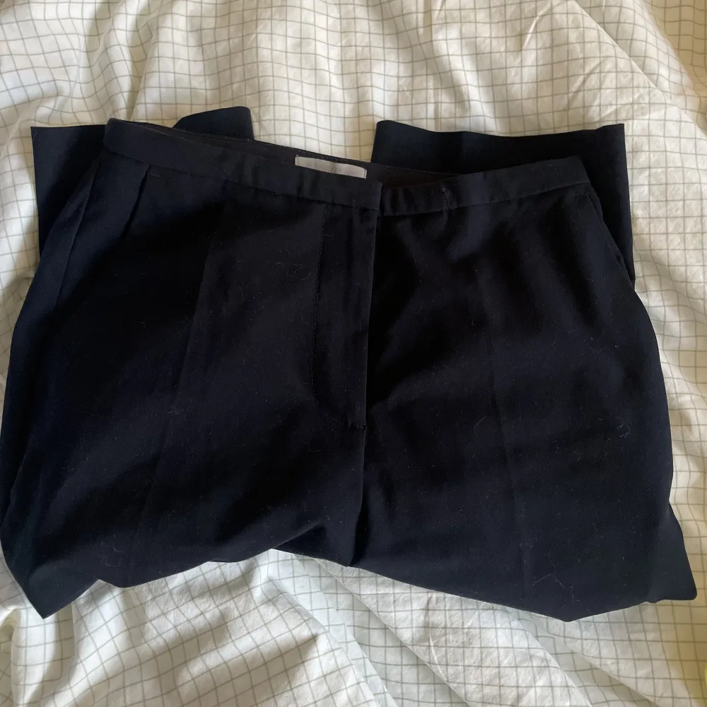 Fina marinblå kostymbyxor, strl S! Nyskick, säljer då jag tyvärr ej får användning för den, nypris 400kr❤️150kr + frakt (hör av er vid frågor/bilder). Jeans & Byxor.