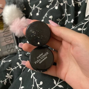 Två concealer - Två concealers som är mycket täckande. Den ena är mycket använd medan den andra så har jag bara kommit åt. Säljer då det är för mörk färg. Köparen står för frakten ❤️
