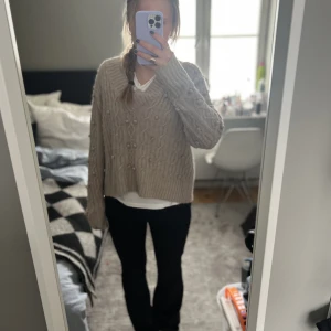 Stickad tröja - Säljer denna så fina, sköna tröja då den inte kommer till användning. Några bollar har lossnat men inget som märks, så annars mycket bra skick. Hör av dig vid frågor!❤️