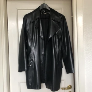 Skinn / läder kappa  - Fejk läder / skinnkappa. Sjukt snygg. Köpt på humana för några år sedan. Varit en utav mina favoritkappor i flera år och får alltid komplimanger för den, men köpt en annan nu. 