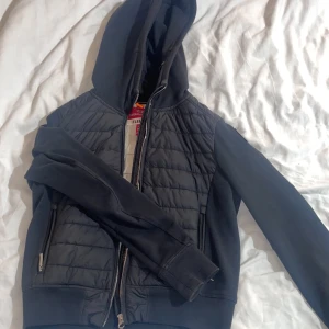 Parajumpers jacka - En väl omhändertagen så gott som ny parajumpers jacka. Knappt använd i väldigt gott skick. Färgen är en väldigt mörk marinblå färg. Säljs för att den är för liten för mig. Köpt för 3600kr. 