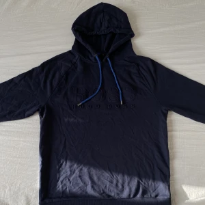 Hugo boss - Hugo boss tröja. Oanväd skick anväd cirka 1 gång. Inga skador eller fläckar.💧