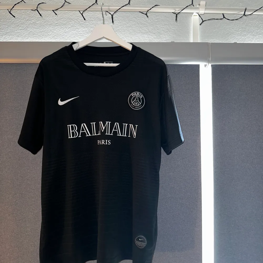 Balmain x PSG tshirts i storlek XL (Passar L).  Finns i både svart och vit. Båda är helt oanvändna. Ordinarie pris per tröja: 800kr. T-shirts.