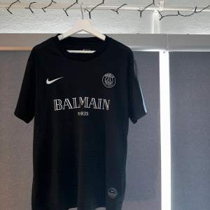 Balmain x PSG tshirts i storlek XL (Passar L).  Finns i både svart och vit. Båda är helt oanvändna. Ordinarie pris per tröja: 800kr