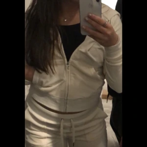 Juicy couture sett - Säljar detta super snygga vita juicy couture sett. Byxorna i st S och tröjan i st M. Skriv ifall ni är intresserade av mer information och mer bilder 💓💓