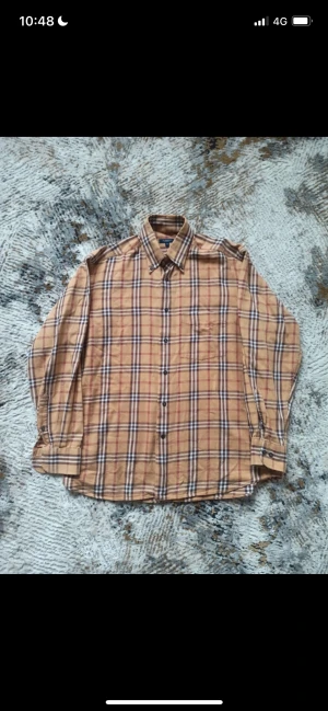 Burberry långärmad skjorta - Använd Burberry-skjorta med det klassiska mönstret, är i det stora hela i mycket bra skick.  Nypris: 3800 kr