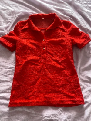 Röd vintage tröja - Perfekt inför vinterns sista dagar. Använt skick. Passar S/M