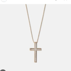 Kors halsband  - Jag söker nåt slags halsband med ett kors på!!