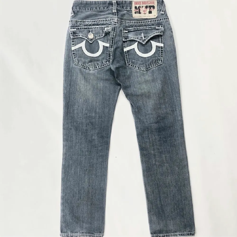 Säljer dessa jeansen från True Religion. Köpta här på plick, men tyvärr för små för mig.  Midjemått 42 (bilder tagna från tidigare ägaren) Kontakta mig vid frågor 😊. Jeans & Byxor.