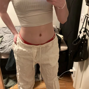 Linnebyxor - Säljer mina lågmidjade linnebyxor då jag redan har ett par! Har en liten svart prick (se på sista bilden) annars helt nya! Användt 4 ggr❤️köpta för 399