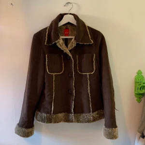 Jacka - Varm vårjacka, brun mocka med fake päls