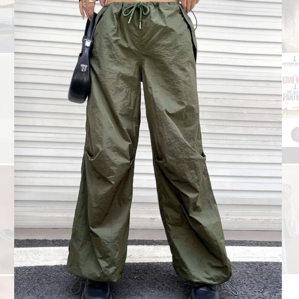 Fina olivgröna parchute byxor. Helt nya och väldigt bra för sommar då de är väldigt tunna.. Jeans & Byxor.