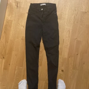 Svarta jeans från Gina tricot  - Svarata tights jeans ifrån Gina tricot i att s molly 