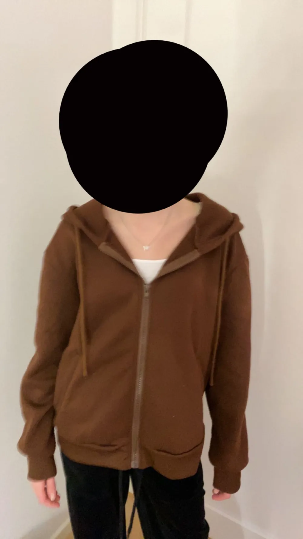 En brun tjock tröja från shein lite nopprig hör av er om ni har några frågor!(priset kan diskuteras). Neuletakit & Villapaidat.