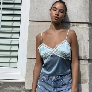 Urban outfitters satin-linne - Gulligt linne från Urban outfitters, nyskick. Första bilden är inte min, andra är min.