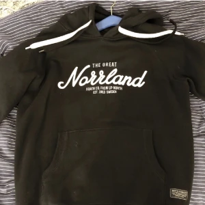 Norrlands hoodie - Säljer denna då den knappt har kommit till andvänding, väldigt fint skick. Nypris 800kr