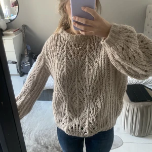Tröja - Såå fin hålstickad tröja från Filippa K! Jag vet inte riktigt om jag vill sälja denna än, så svarar bara på bra bud 😘😘