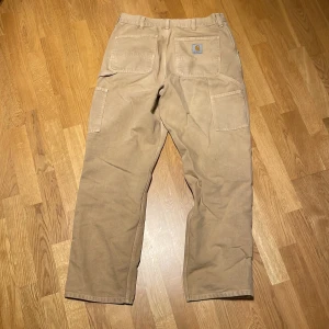 Carhartt Single Knee 33W/32L - Säljer mina carhartt som köptes för 1299kr då de blivit för korta för mig.  De är i jättebra skick endast använda ca 10-15 ggr! 