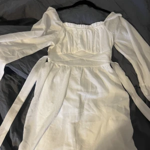Söt vit klänning med knytning - Jättefin klänning perfekt för student eller skolavslutning!! Endast testad😊