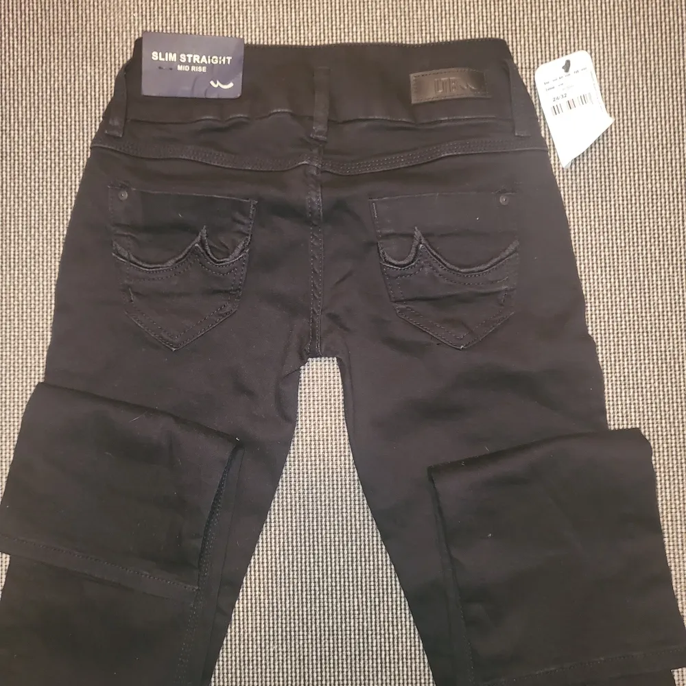 Säljer mina helt  nya LTB Jeans   Stl 24/32  Svarta  Jag köpte dom på zalando  för 1200 kr. Jeans & Byxor.