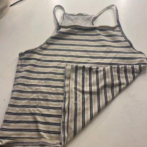 Randigt Linné - Vit tröja med gula och svarta ränder, ganska stretchig så den passar på några storlekar större än vad som står :)