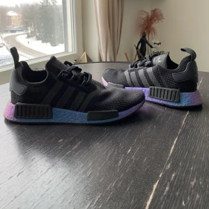 Adidas nmd r1 metallic blue boost - Säljs pga storlek, bara legat i garderoben. Testade nå enstaka gång men var för små.  Köpta för ca 1300kr Dom är nu nästa slutsålda överallt, finns att hitta men för dyrare pris.