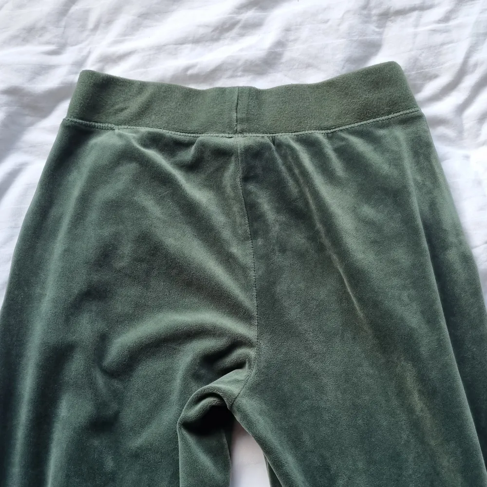 Gröna juicybyxor från deras sportkollektion. Så inga fickor på baksidan. En liten fläck på framsidan (syns på första bild) men inget som stör. Köparen står för frakt.. Jeans & Byxor.