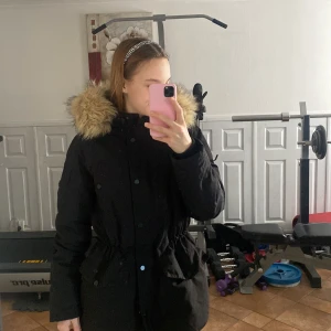 Vinter jacka - Som ny vinterjacka från fbsisters, inga hål eller andra skador. Väldigt varm, nypris 700kr, stl m men passar mig som har xs/s. Pris kan eventuellt diskuteras!💗