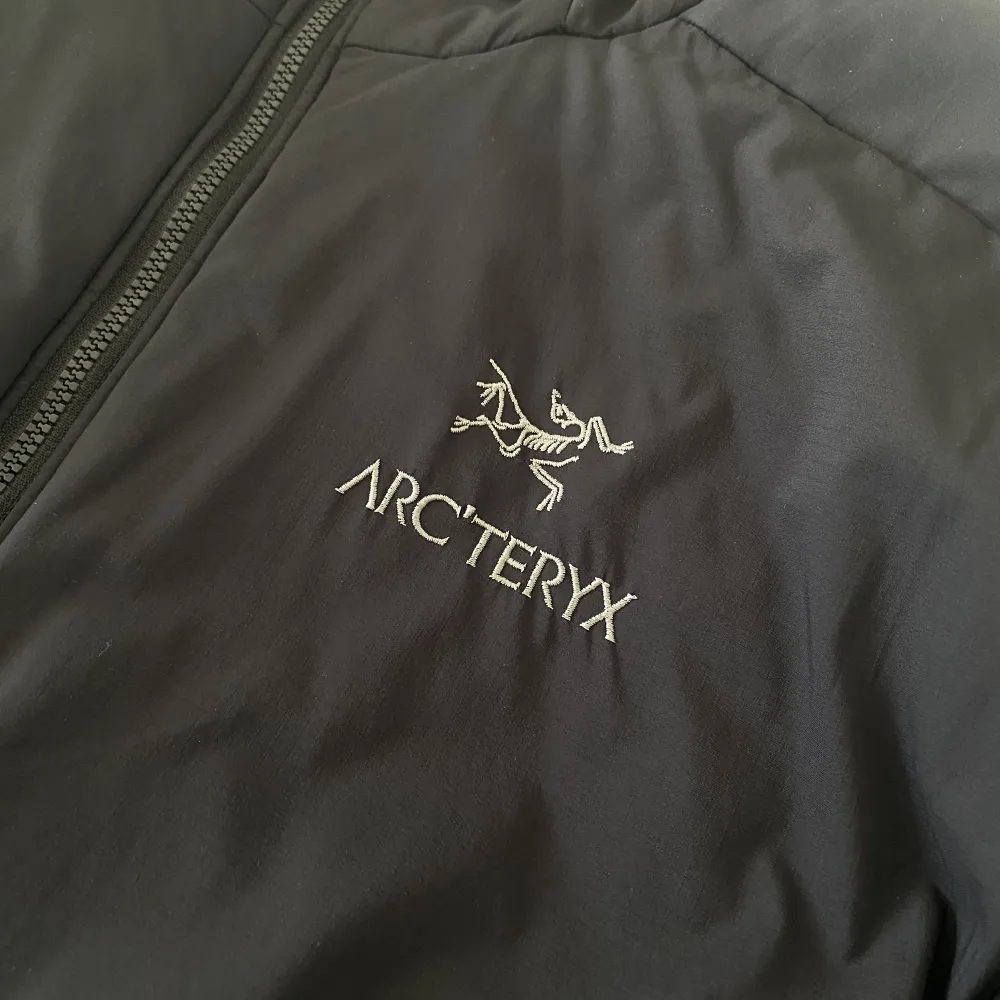 Arcteryx Atom Ar   condition: 9,7/10   ny med tag  size: large passar som en medium/large  Jackan klarar av vilket väder som än kastas på den.  Helt slutsåld och discontinued så en rare piece  hit me up om ni vill ha fler bilder!    . Jackor.