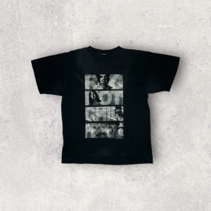 Red Hot Chili Peppers Tee - PTP: 50 cm, length: 63 cm. If you are interested in the item please DM first. 