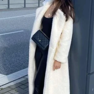 Vit kappa  - Beige/vit lurvig kappa säljer pga att jag inte använder längre 