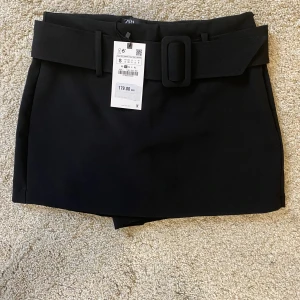 lågmidjad kjol zara - Storlek S. Säljer då jag glömde skicka tillbaks. Slutsåld på deras hemsida. 