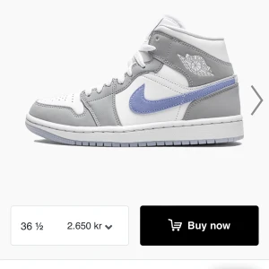 Jordans wolf grey  - Säljer mina jordans dom är använda! Men är inte trasiga någonstans. Fortfarande ett relativt nytt skick. Fler bilder kan skickas vid intresse, köpta på restock för ca 1 år sedans kostade 2600kr när jag köpte dom! Storlek 39❤️