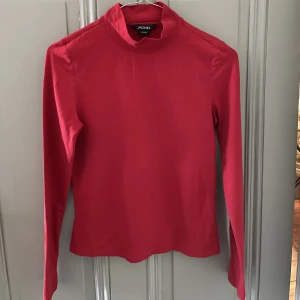Polotröja  - Röd polo i bomull. Storlek XS