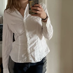 Vit skjorta - Vit skjorta i randigt tyg! 