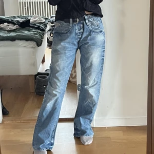 Lågmidjade baggy diesel jeans  - Superfina diesel jeans i en mer baggy fit. De är storlek W32 och L32 jag är ca 170 cm och bär de med skärp på bilden😇