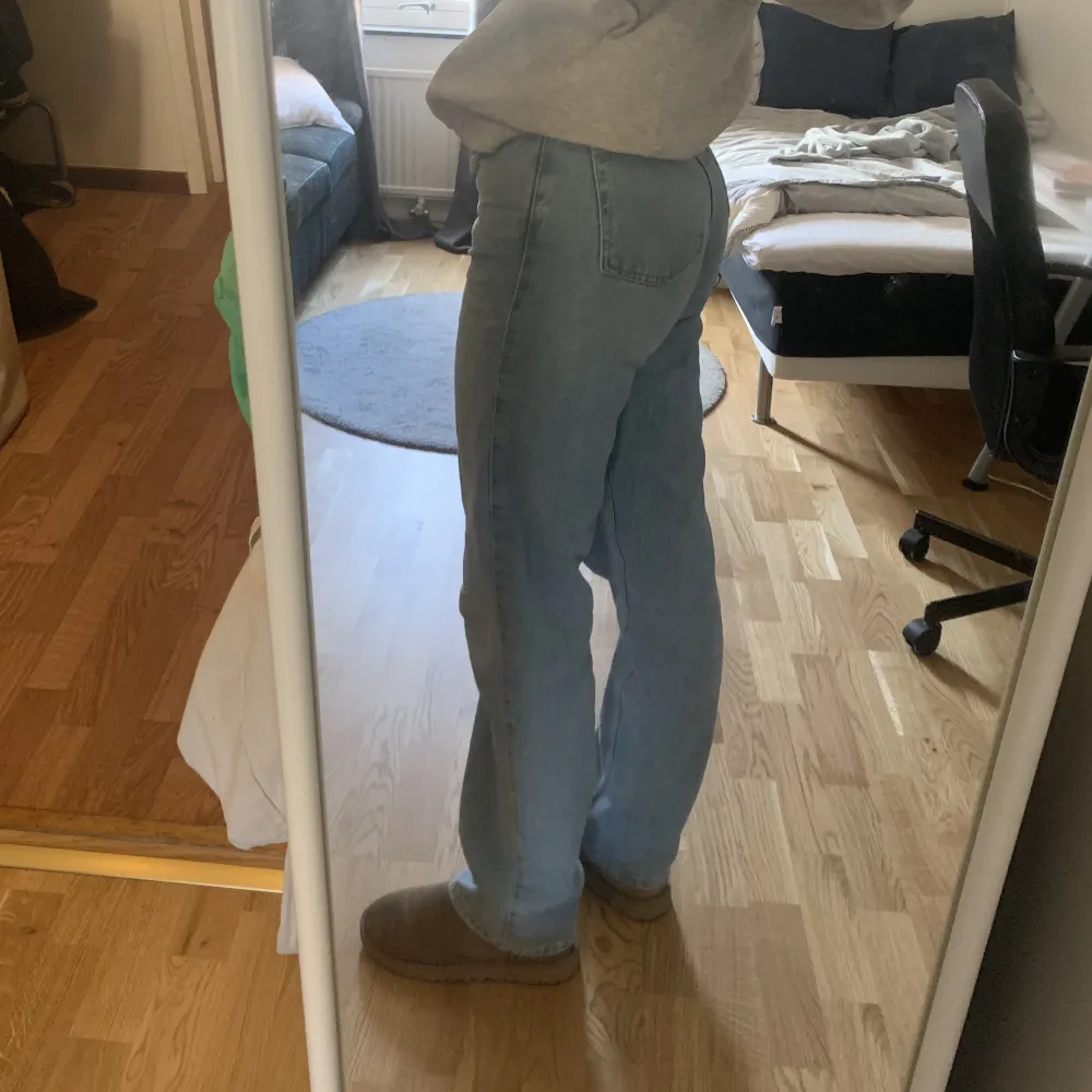 Modell Rowe. Jag är 180cm och de sitter bra på mig, skulle säga att de passar både längre och kortare! Använda väldigt fåtal gånger så i princip i nyskick!. Jeans & Byxor.