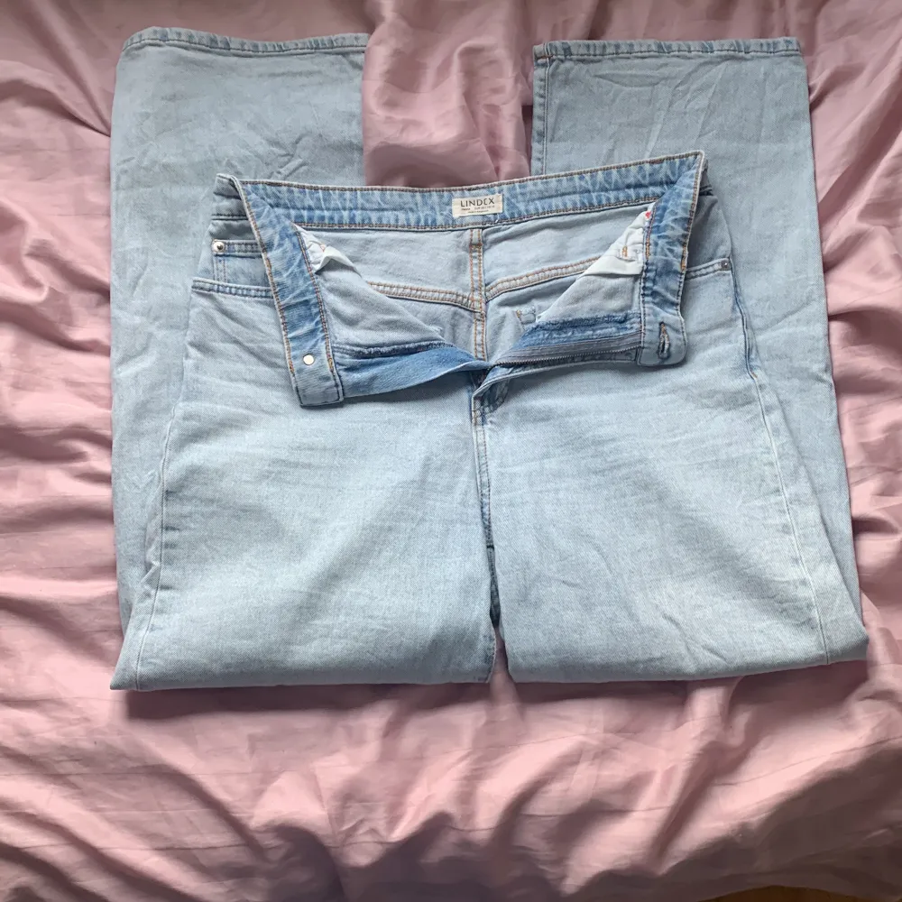 Dessa jeans sitter perfekt. Säljer dom för dom har blivit för korta. Kostade 400 när jag köpte dom.  . Jeans & Byxor.
