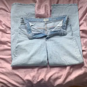 Dessa jeans sitter perfekt. Säljer dom för dom har blivit för korta. Kostade 400 när jag köpte dom.  