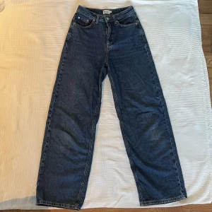 Baggy jeans - Säljer mina gammla nakd jeans. Storlek 36. Midja: 70cm  Innerbenslängd: 77,5 Jag är 178 som referens 💕