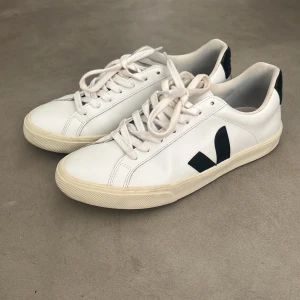 Veja skor - Säljer dessa veja skor i storlek 38 i väldigt bra skick. Endast använda ett fåtal gånger. Köparen står för frakten 