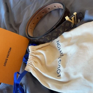Louis Vuitton bälte - Louis Vuitton bälte i bra skick. Dustbag och box medföljer. Köpt för 3700kr
