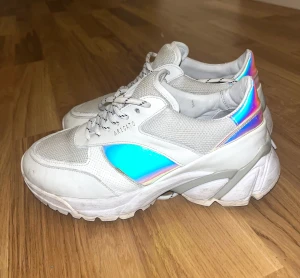 Arigato sneakers - I använt skick, dom går säkert att tvätta så tyget blir renare. Strl 37
